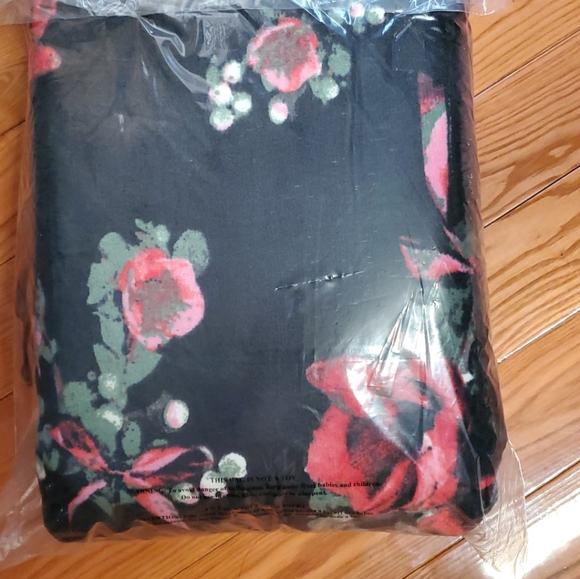 Victoria's Secret Red Roses Sherpa Throw Blanket - Picture 5 of 6